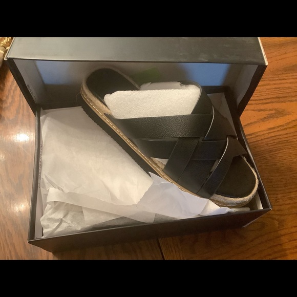 NWB women’s sandals - Picture 2 of 3